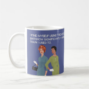 Jemand hat den Vorhang nah. Kaffeetasse