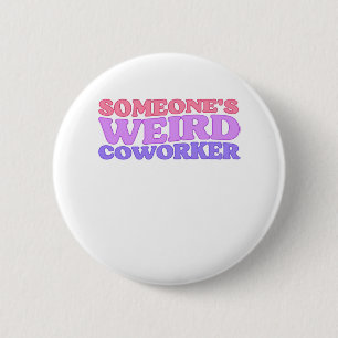 Jemand hat eine komische Arbeiter-Klassik Button