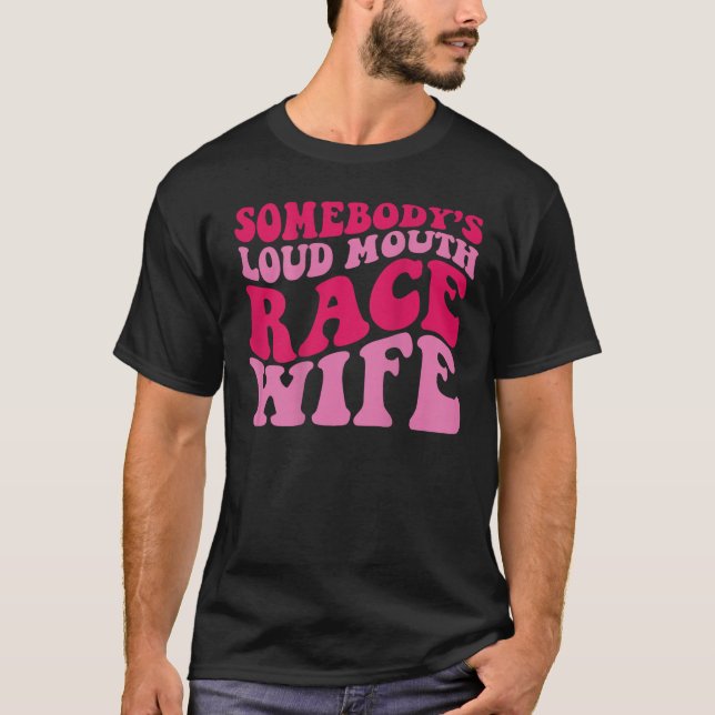 Jemand hat Loud Mouth Race Ehefrau auf der Rücksei T-Shirt (Vorderseite)
