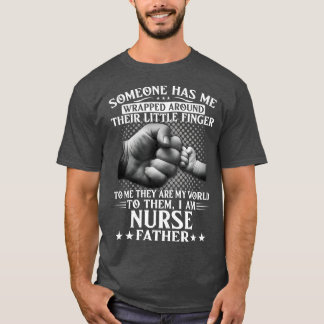 Jemand hat sich um den Finger geschlagen, um sich T-Shirt