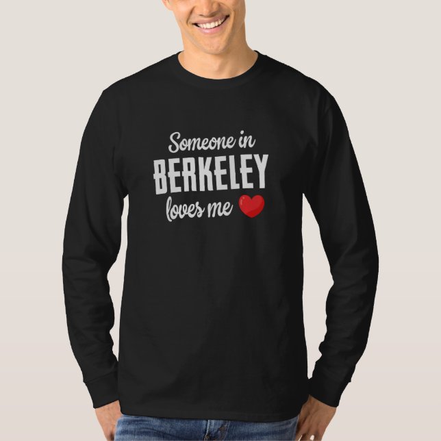 Jemand in Berkeley liebt mich T-Shirt (Vorderseite)