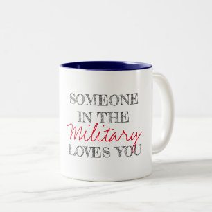 Jemand in MILITÄRISCHEN Lieben, die Typografie Zweifarbige Tasse