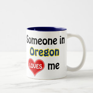 Jemand in Oregon liebt mich Zweifarbige Tasse