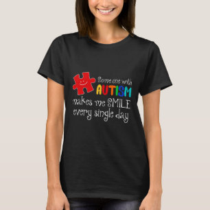 Jemand mit Autismus lässt mich jeden Tag lächeln A T-Shirt