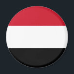 Jemen-Flagge Magnet<br><div class="desc">Die Flagge des Jemen (Arabisch: ع م ا ل ي م لن Jemen) wurde am 22. Mai 1990 adoptiert, dem Tag, an dem Nord-Jemen und Südjemen vereint wurden. Die Fahne ist im Wesentlichen die arabische Liberationsflagge von 1952, die nach der ägyptischen Revolution von 1952 eingeführt wurde, in der der arabische...</div>