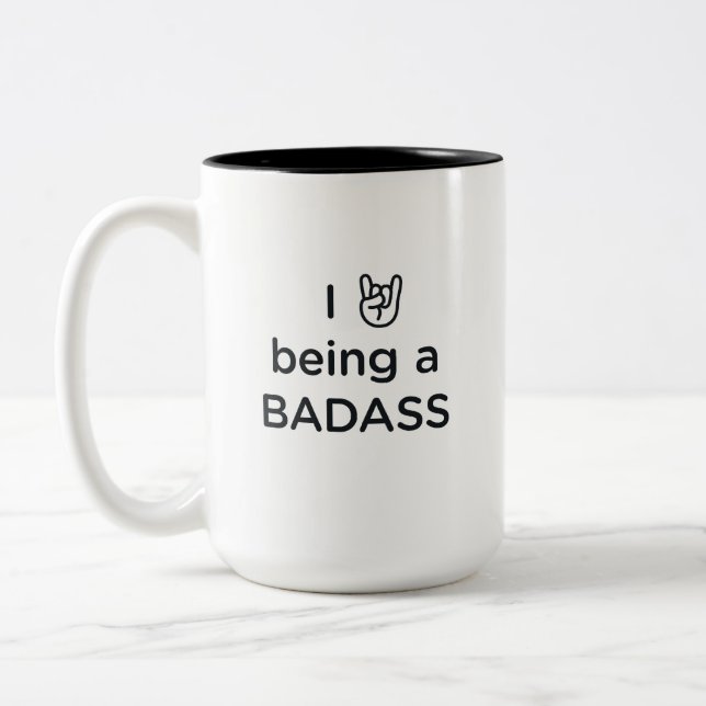 Jen Sincero Badass Emoji Tasse (Links)