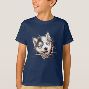 Jenseits der Barriere: Ein Husky-Welpe spielt T-Shirt