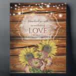 Jeremiah 31:3 Rustikale Holzbibel Blumenbibel Vers Fotoplatte<br><div class="desc">Feiern Sie Ihren Glauben mit dieser inspirierenden Plakette mit dem Vers aus Jeremiah 31:3,  ich habe Sie mit einer immerwährenden Liebe geliebt. Dieses Design zeichnet sich durch einen rustikalen Hintergrund mit Sonnenblumen und Lichtern aus.</div>