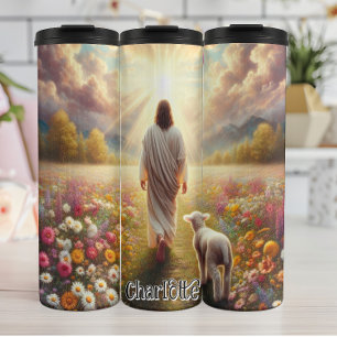 Jesus geht mit Lamm auf dem Feld Thermosbecher