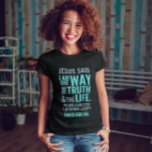 Jesus inspirierende Zitat Moderne Schrift T-Shirt<br><div class="desc">Christlicher T - Shirt mit dem biblischen Vers von Johannes 14:6 Jesus sagte ihm: "Ich bin der Weg, die Wahrheit und das Leben. Niemand kann zum Vater kommen, außer durch mich." Die Verse sind in blauen Pastellfarben und in gemischter Kalligraphie & minimalistischer Typografie. Dieses trendige, moderne Design ist das perfekte...</div>