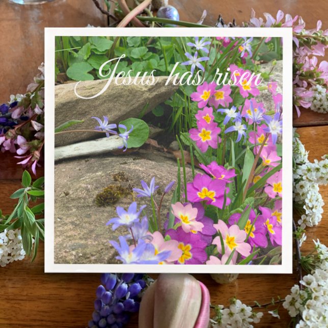 Jesus ist auferstanden | Blumengarten Christlich O Serviette (Original photo of spring Easter flowers with custom script Jesus has risen Christian Easter napkins.)