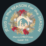 JESUS IST DER GRUND FÜR blaues Weihnachten Runder Aufkleber<br><div class="desc">Der festlich blaue JESUS IST DER Christliche Weihnachtsaufkleber, der eine Krippenlandschaft in einem festlichen Weihnachtskranz zeigt. Das inspirierende Zitat liest JESUS IST DER GRUND FÜR DIE SAISON in gekrümmtem Text, und darunter gibt es einen Platzhalter Gruß, MERRY CHRISTMAS und ISAIAH 9:6. ALLE TEXTE SIND KUNSTBAR, sodass Sie Ihren eigenen personalisierten...</div>