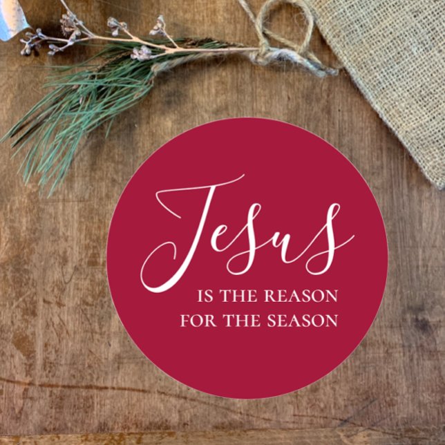 Jesus ist der Grund für die Saison Rotes Weihnacht Runder Aufkleber (Jesus is the reason for the season Christmas sticker. Vibrant red with custom elegant modern script.)