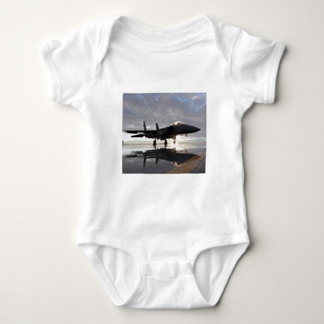 Jet kämpft über Meer Baby Strampler (Vorderseite)