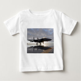 Jet kämpft über Meer Baby T-shirt