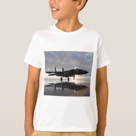 Jet kämpft über Meer T-Shirt