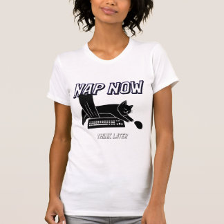 Jetzt ein Nickerchen machen, später nachdenken T-Shirt