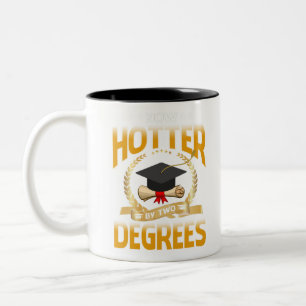 Jetzt heißer durch zwei Grad Bachelor Master Doct Zweifarbige Tasse