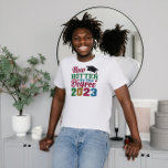 Jetzt heißer um ein Grad 2023 Grad T-Shirt<br><div class="desc">"Karo aus dieser coolen,  farbenfrohen Abschluss Typografie! Es enthält den Text: 'Jetzt im Jahr 2023 um einen Grad heißer'."</div>