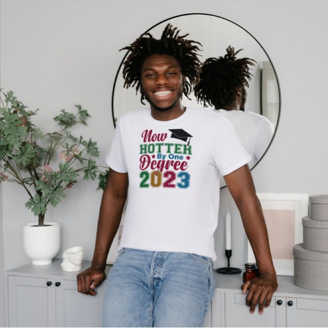 Jetzt heißer um ein Grad 2023 Grad T-Shirt (Von Creator hochgeladen)