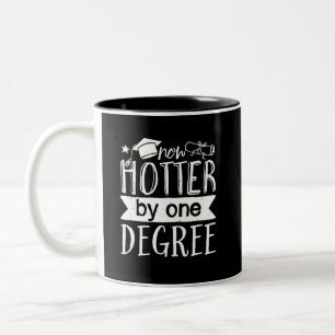 Jetzt Hotter um 1 Grad Funny Abschluss Day Puns Zweifarbige Tasse