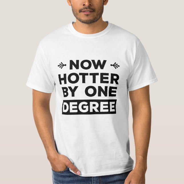 Jetzt Hotter von einem Degree Funny Abschluss T-Shirt (Vorderseite)