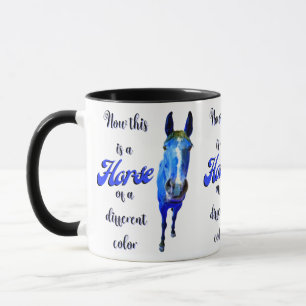 Jetzt ist das ein Pferd einer anderen Farbe in Bla Tasse