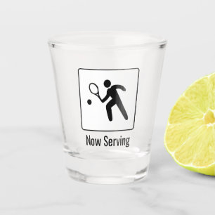 Jetzt Servieren des Tennis-Shotglases Schnapsglas