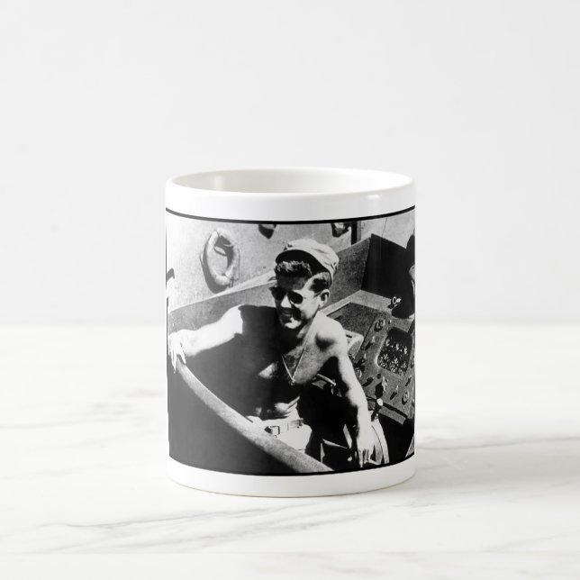 JFK auf PT-109 Kaffeetasse (Mittel)