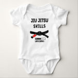 Jiu-jitsu Skills Loading, Brasilianer Jiu Jitsu Baby Strampler<br><div class="desc">Typografie-Design mit dem Zitat "Jiu Jitsu Skills Loading" Design-passend für Ihr Baby,  wenn Sie Jiu Jitsu Vater oder Mutter,  oder Sie Liebe Jiu Jitsu. und passt auch rechtzeitig zu einem niedlichen kleinen Jiu-Jitsu Buddy Baby Announcement.</div>