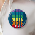 Joe Biden 2024 - Regenbogenfarben im Retro-Farbver Button<br><div class="desc">Ein lustiges Design mit Bidens Namen,  das sich in verschiedenen Farben wiederholt. Für fortgeschrittene Benutzer können Sie zum Bearbeitungsbereich gehen und alle Farben ändern. Er kandidiert bei den Wahlen 2024 im Primär-Demokraten. Karo in unserem Shop für andere Kandidaten und Kampagnen.</div>