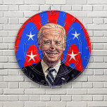 Joe Biden Caricature Cartoon Dartscheibe<br><div class="desc">Karikatur von Joe Biden auf abstraktem,  weißem und blauen US Flagge-Hintergrund. Der rote Punkt auf der Dartscheibe fällt mit der Nase des Cartoon zusammen.</div>