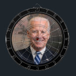 Joe Biden Offiziell Portrait Dart Board Dartscheibe<br><div class="desc">Dieser Dart Board wird sicherlich das Party entfesseln und kann zu einigen politischen "Diskussionen" führen,  aber es macht trotzdem Spaß! Es enthält das offizielle Regierungspapier von Präsident Joe Biden in einem schwarzen Kreis-Rahmen. Eine dünne silbergraue Kreisseite auf dem schwarzen Rahmen verleiht zusätzliches Interesse und ein fertiges Aussehen.</div>