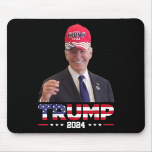 Joe Biden trägt einen Trump-Hut 1 Mousepad