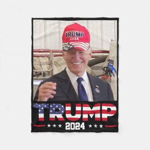Joe Biden trägt einen Trump-Hut Fleecedecke