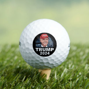 Joe biden trägt einen Trump-Hut Golfball