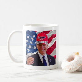 Joe biden trägt einen Trump-Hut Kaffeetasse