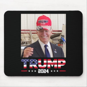 Joe Biden trägt einen Trump-Hut Mousepad