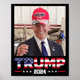 Joe Biden trägt einen Trump-Hut Poster