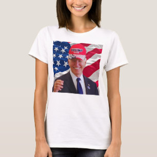Joe biden trägt einen Trump-Hut T-Shirt