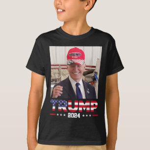 Joe Biden trägt einen Trump-Hut T-Shirt