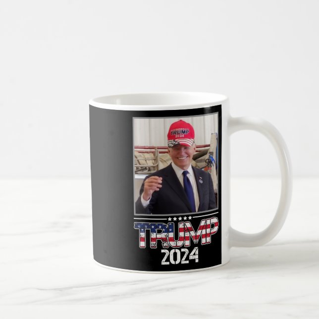 Joe Biden trägt einen Trump-Hut-Wahl 2024 Funny Kaffeetasse (Rechts)