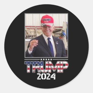Joe Biden trägt einen Trump-Hut-Wahl 2024 Funny Runder Aufkleber