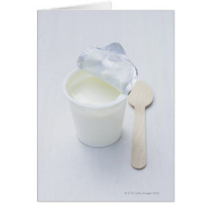 Jogurt in geöffnetem Einwegbecher