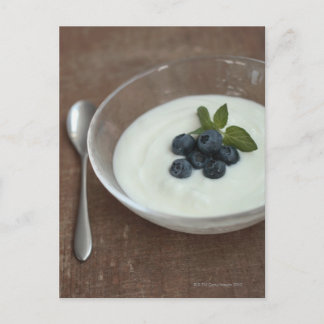 Jogurt mit Heidelbeere auf dem Tisch Postkarte
