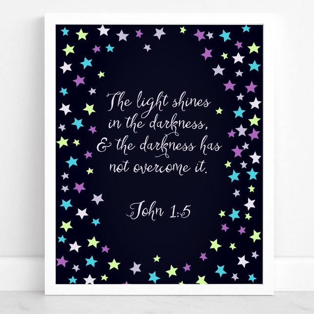 John 1:5 Das Licht leuchtet im Zitat der Dunklen B Poster (Von Creator hochgeladen)