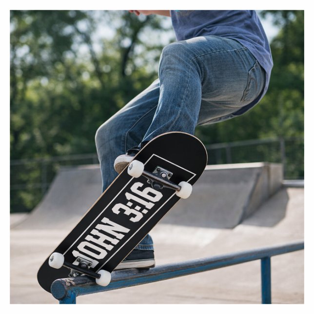 John 3:16 Einfache moderne Schwarz-Weiß-Christlich Skateboard (Von Creator hochgeladen)