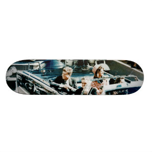 John F. Kennedy und Jackie in der Autokolonne Skateboard