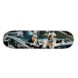 John F. Kennedy und Jackie in der Autokolonne Skateboard