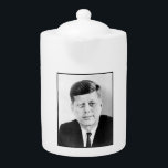 John Jack Kennedy, das Weiße Haus des Präsidenten<br><div class="desc">Die Winterluft knisterte mit Nervenenergie, als John F. Kennedy auf den Stufen der Hauptstadt stand, das historische Gewicht schwer auf seinen jungen Schultern. Mit 43 war er der jüngste Präsident, der je gewählt wurde, und seine Antrittsrede hegte mit einem Optimismus, der überall im Land Widerhall fand. — "Wir stehen am...</div>